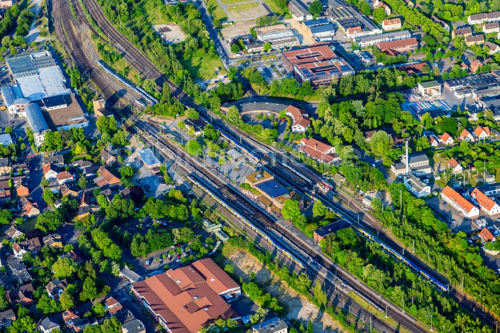 Luftbild Uelzen - Gleisverlauf und Bahnhofsgebäude der Deutschen Bahn am Hundertwasser-Bahnhof Uelzen in Uelzen im Bundesland Niedersachsen, Deutschland