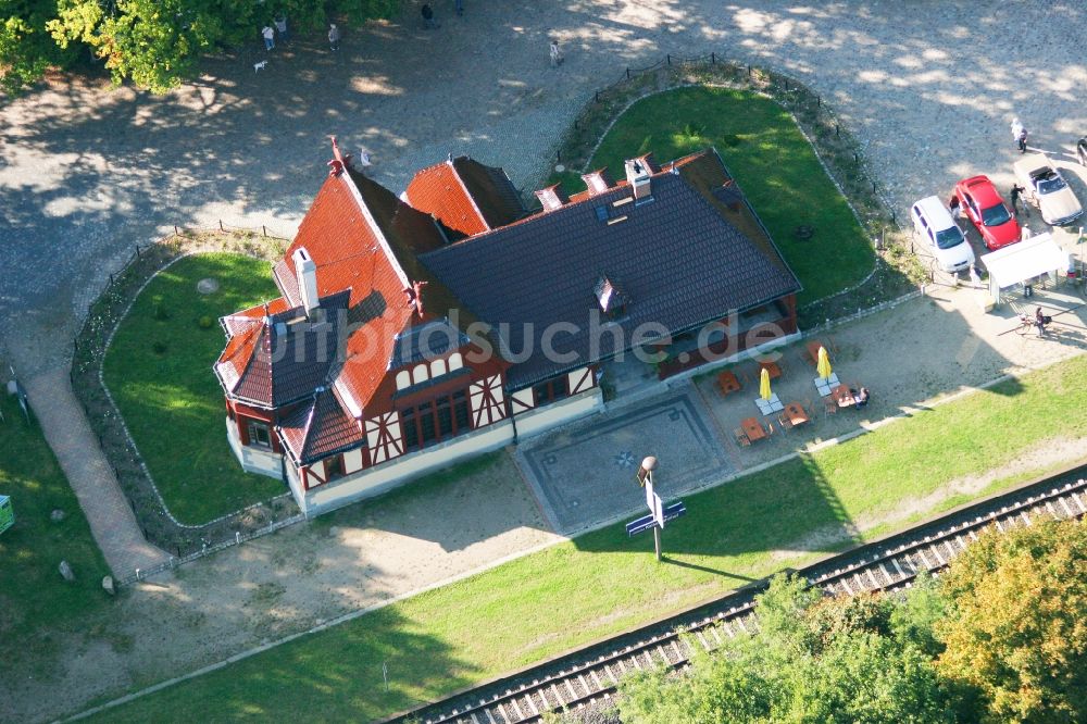 Joachimsthal von oben - Gleisverlauf und Bahnhofsgebäude der Deutschen Bahn Kaiserbahnhof in Joachimsthal im Bundesland Brandenburg, Deutschland