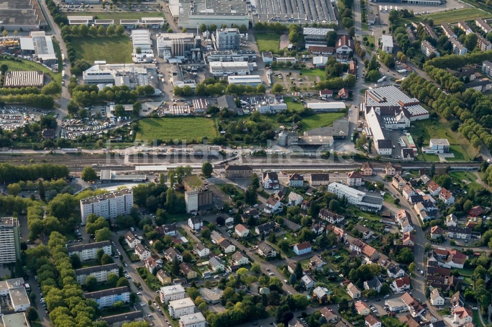 Luftbild Lahr/Schwarzwald - Gleisverlauf und Bahnhofsgebäude der Deutschen Bahn in Lahr/Schwarzwald im Bundesland Baden-Württemberg, Deutschland