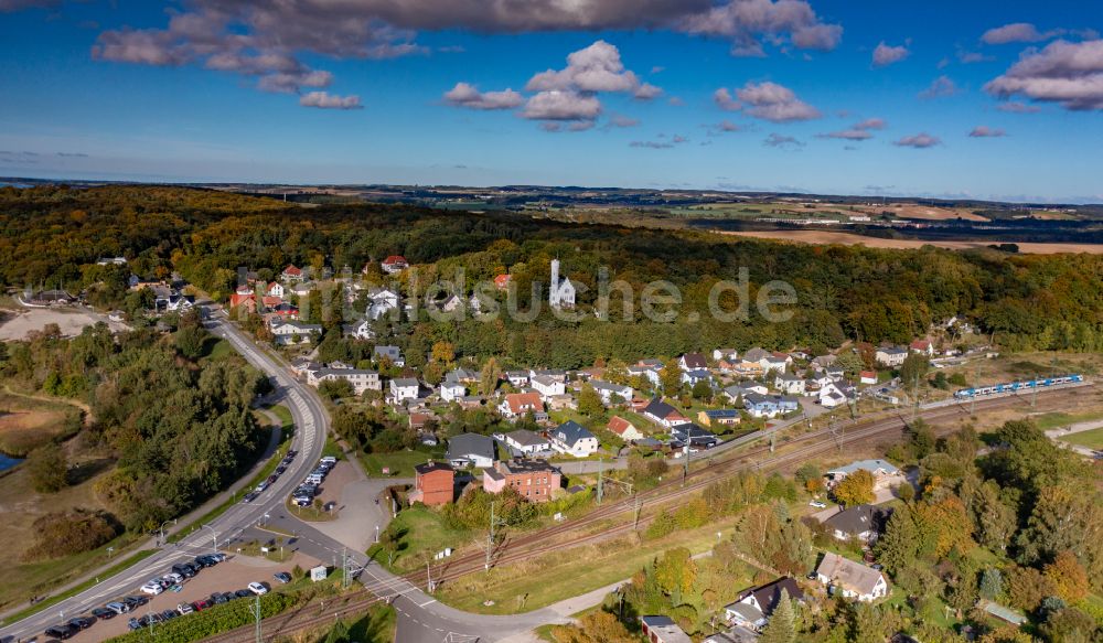 Lietzow aus der Vogelperspektive: Gleisverlauf und Bahnhofsgebäude der Deutschen Bahn in Lietzow im Bundesland Mecklenburg-Vorpommern, Deutschland