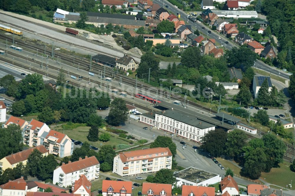 Luftaufnahme Ludwigslust - Gleisverlauf und Bahnhofsgebäude der Deutschen Bahn in Ludwigslust im Bundesland Mecklenburg-Vorpommern