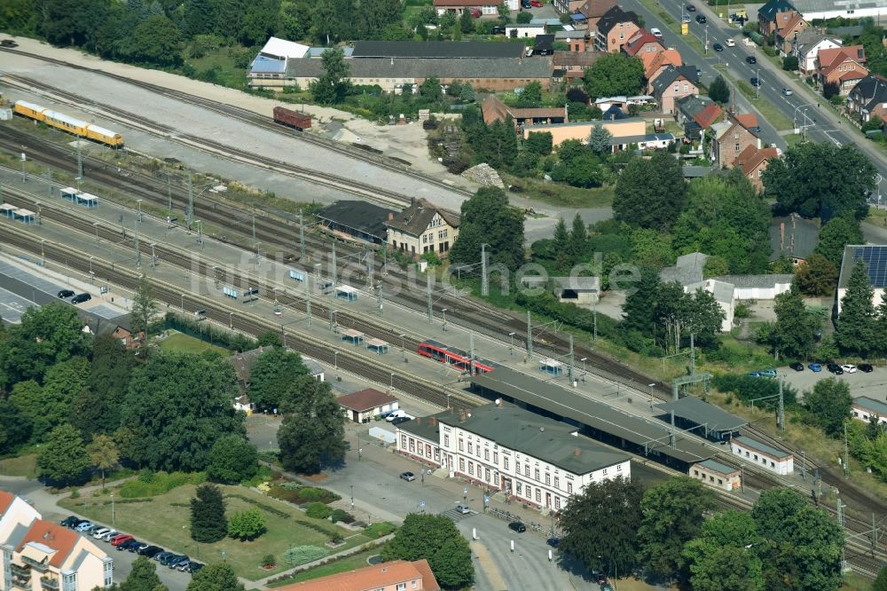 Ludwigslust von oben - Gleisverlauf und Bahnhofsgebäude der Deutschen Bahn in Ludwigslust im Bundesland Mecklenburg-Vorpommern