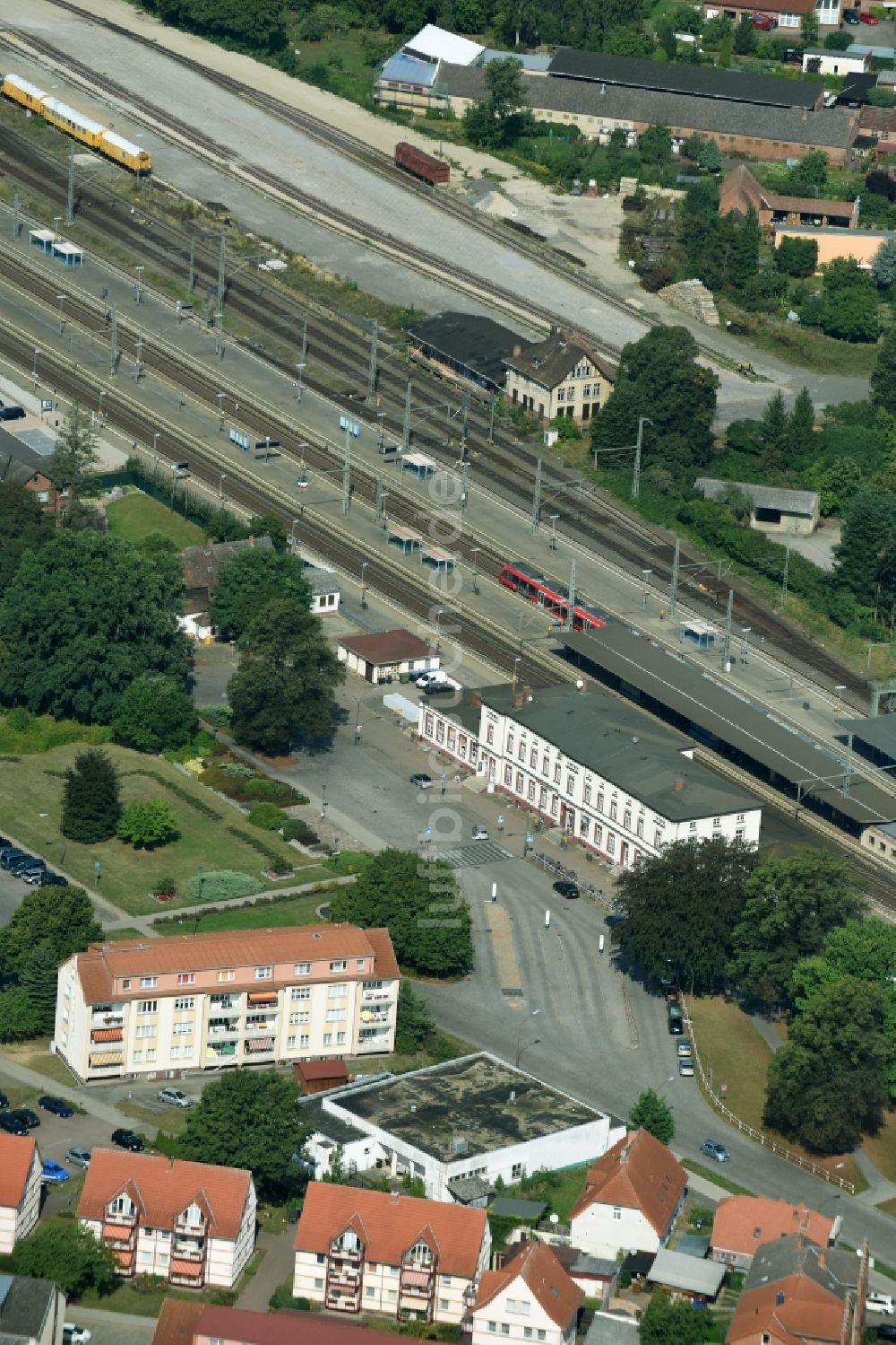 Ludwigslust aus der Vogelperspektive: Gleisverlauf und Bahnhofsgebäude der Deutschen Bahn in Ludwigslust im Bundesland Mecklenburg-Vorpommern