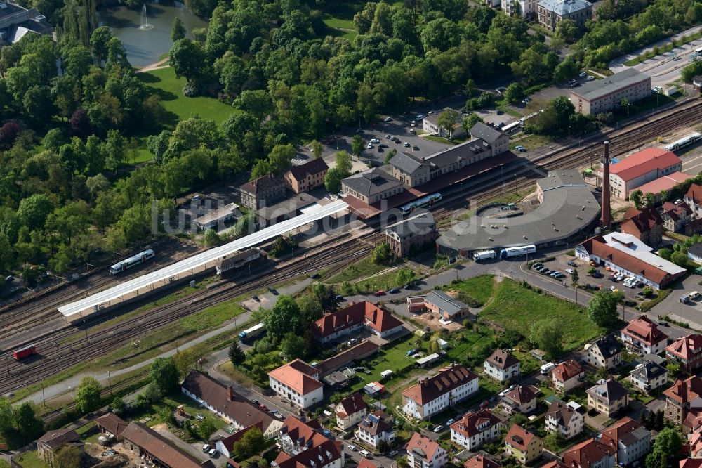 Luftaufnahme Meiningen - Gleisverlauf und Bahnhofsgebäude der Deutschen Bahn in Meiningen im Bundesland Thüringen, Deutschland