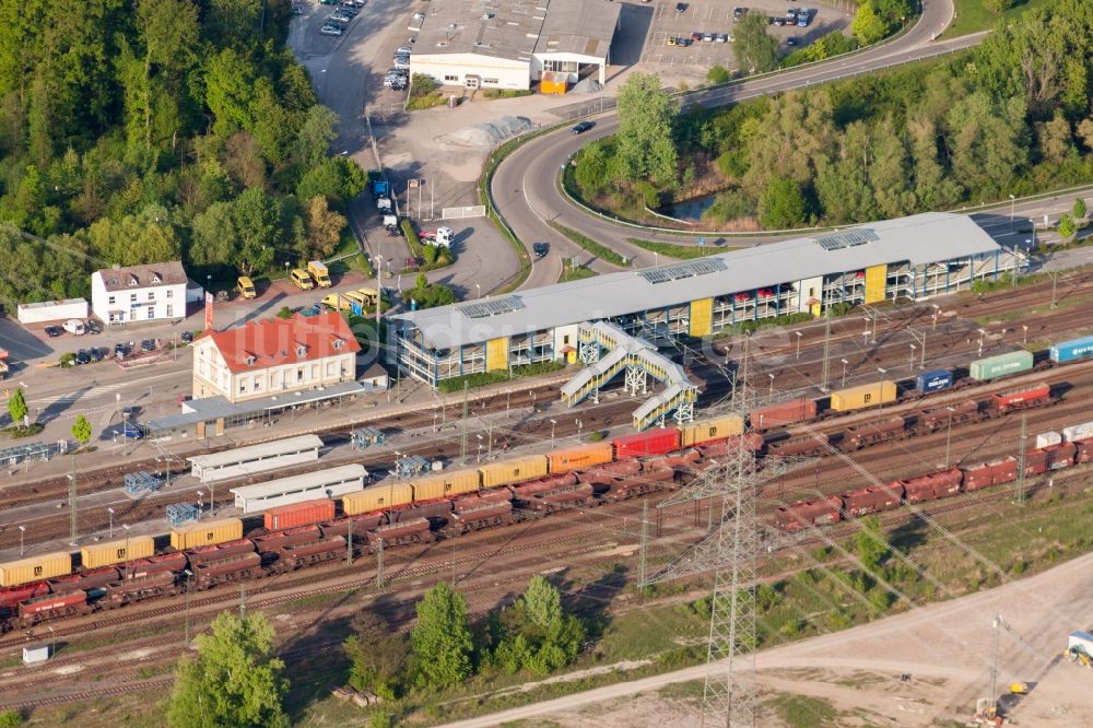 Luftaufnahme Wörth am Rhein - Gleisverlauf und Bahnhofsgebäude der Deutschen Bahn mit Mitfahreparkhaus in Wörth am Rhein im Bundesland Rheinland-Pfalz, Deutschland