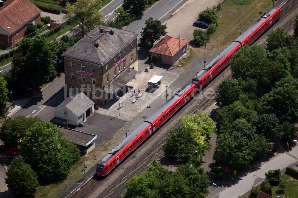 Luftaufnahme Münnerstadt - Gleisverlauf und Bahnhofsgebäude der Deutschen Bahn in Münnerstadt im Bundesland Bayern, Deutschland