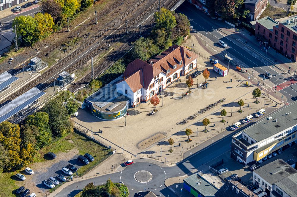 Moers aus der Vogelperspektive: Gleisverlauf und Bahnhofsgebäude der Deutschen Bahn in Moers im Bundesland Nordrhein-Westfalen, Deutschland