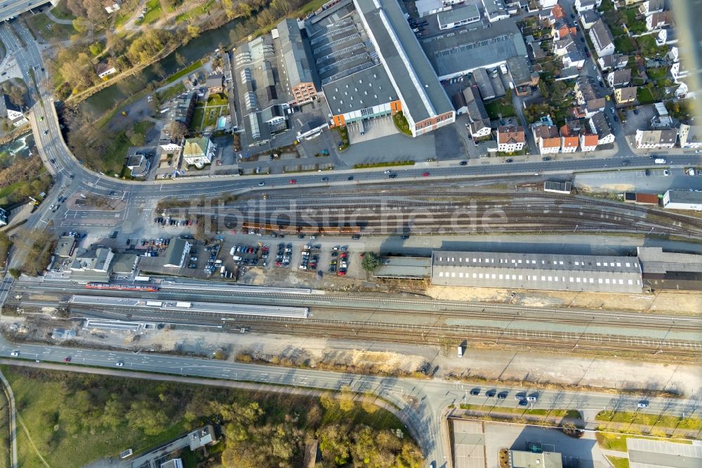 Luftbild Arnsberg - Gleisverlauf und Bahnhofsgebäude der Deutschen Bahn Neheim-Hüsten in Arnsberg im Bundesland Nordrhein-Westfalen, Deutschland