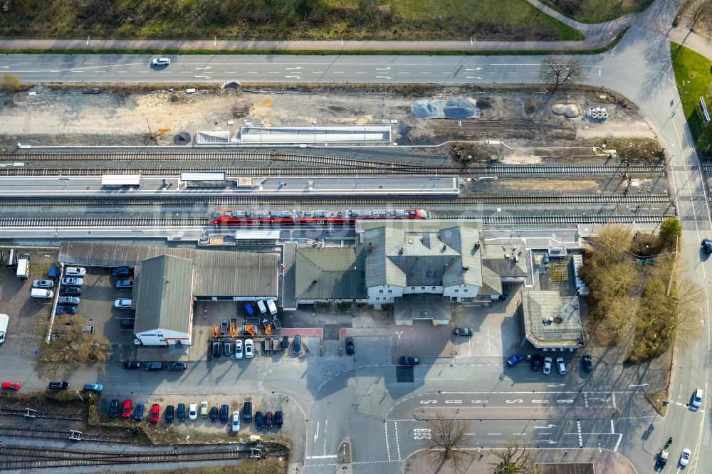 Luftaufnahme Arnsberg - Gleisverlauf und Bahnhofsgebäude der Deutschen Bahn Neheim-Hüsten in Arnsberg im Bundesland Nordrhein-Westfalen, Deutschland