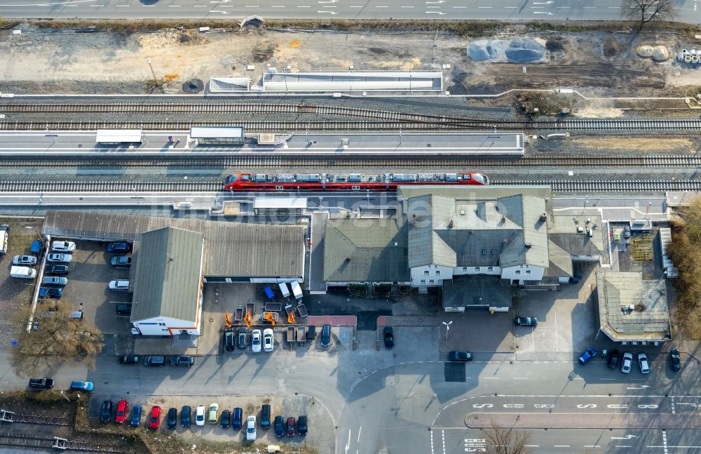 Arnsberg von oben - Gleisverlauf und Bahnhofsgebäude der Deutschen Bahn Neheim-Hüsten in Arnsberg im Bundesland Nordrhein-Westfalen, Deutschland