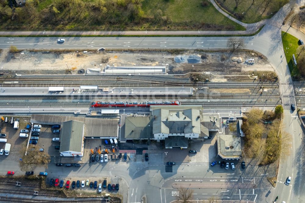 Arnsberg aus der Vogelperspektive: Gleisverlauf und Bahnhofsgebäude der Deutschen Bahn Neheim-Hüsten in Arnsberg im Bundesland Nordrhein-Westfalen, Deutschland