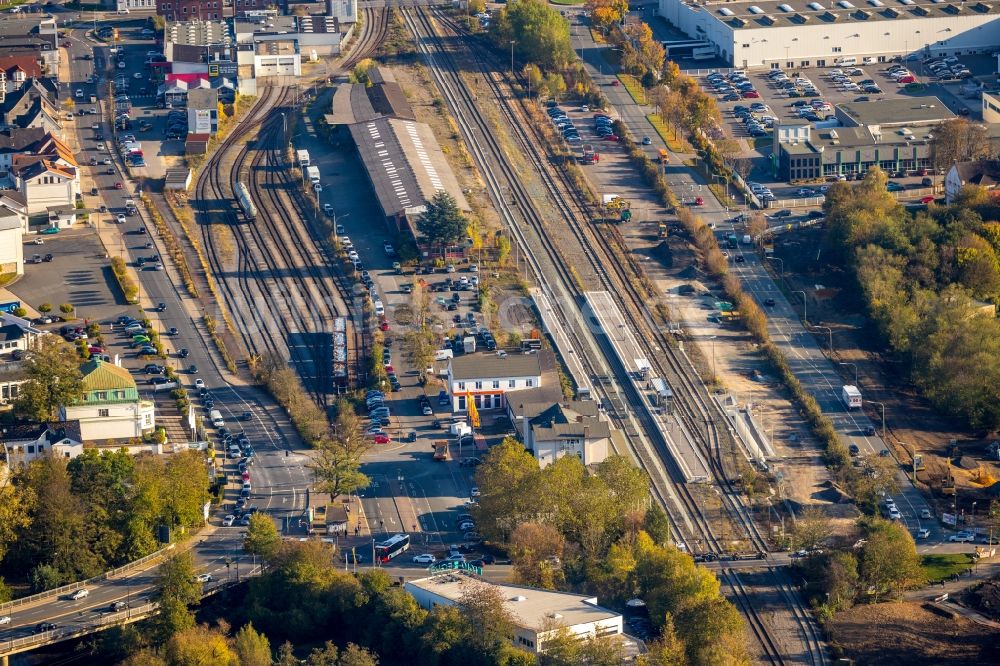 Luftaufnahme Arnsberg - Gleisverlauf und Bahnhofsgebäude der Deutschen Bahn Neheim-Hüsten in Arnsberg im Bundesland Nordrhein-Westfalen, Deutschland