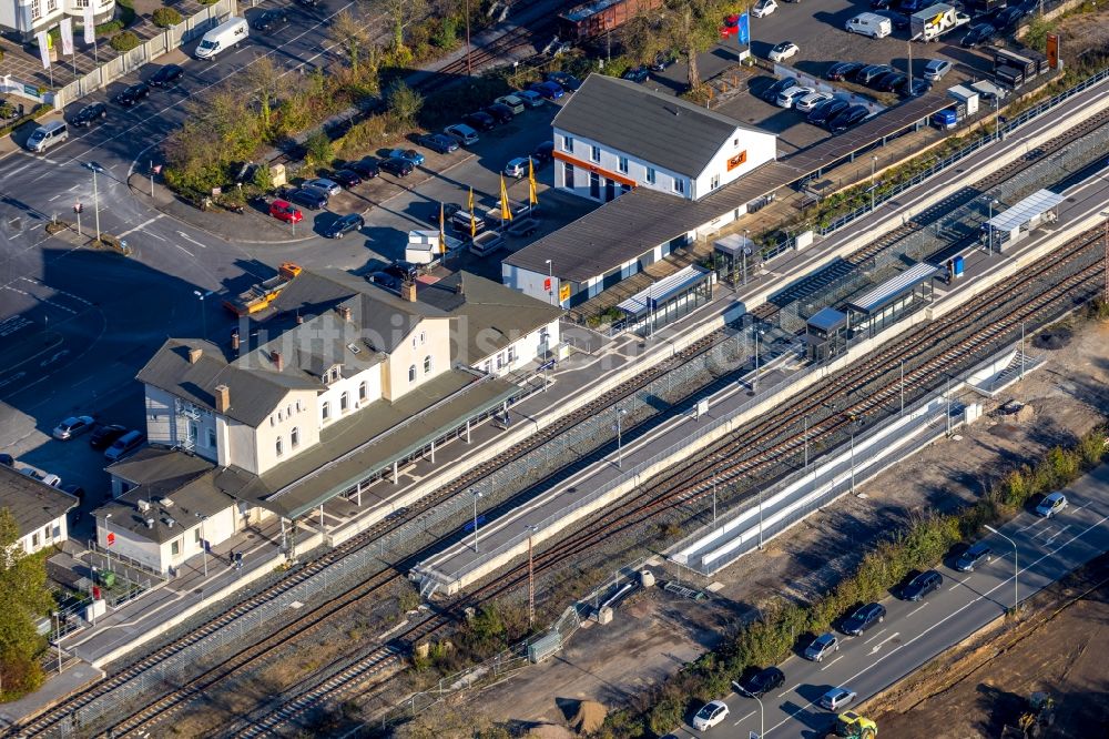 Arnsberg aus der Vogelperspektive: Gleisverlauf und Bahnhofsgebäude der Deutschen Bahn Neheim-Hüsten in Arnsberg im Bundesland Nordrhein-Westfalen, Deutschland