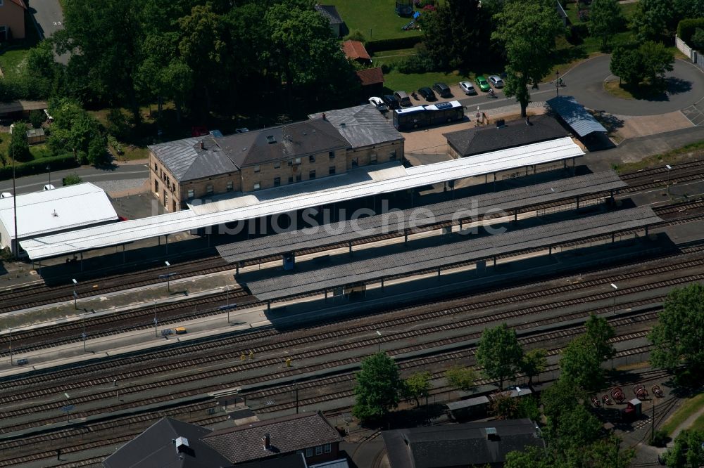 Luftbild Neuenmarkt - Gleisverlauf und Bahnhofsgebäude der Deutschen Bahn Neuenmarkt-Wirsberg in Neuenmarkt im Bundesland Bayern, Deutschland