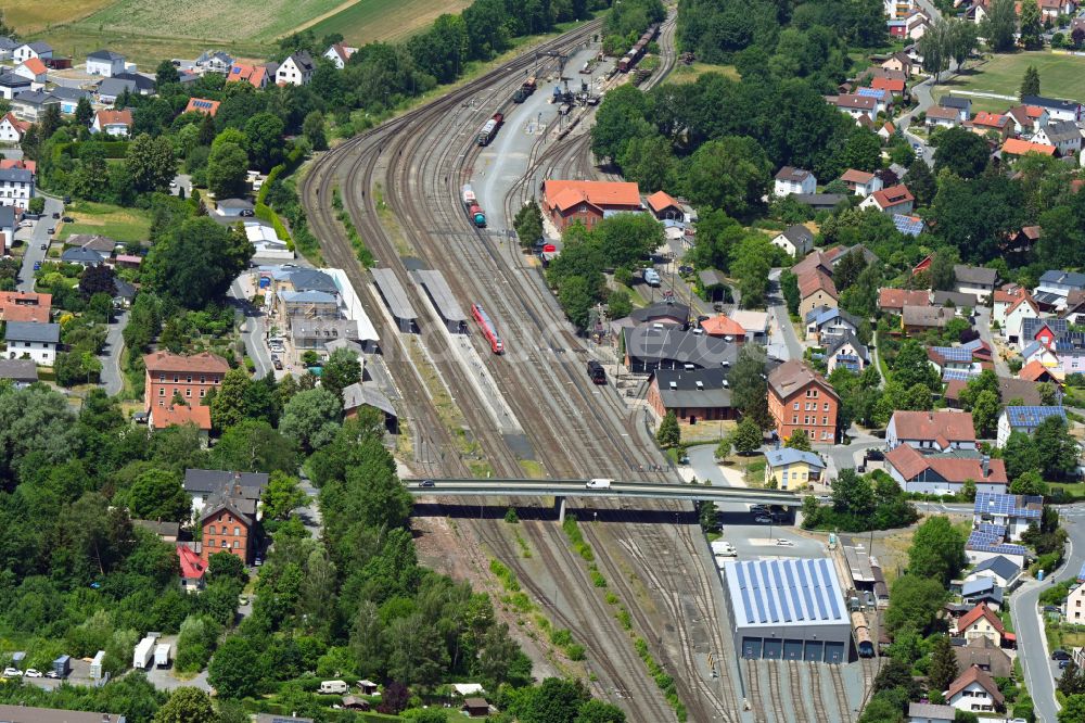 Luftaufnahme Neuenmarkt - Gleisverlauf und Bahnhofsgebäude der Deutschen Bahn Neuenmarkt-Wirsberg in Neuenmarkt im Bundesland Bayern, Deutschland