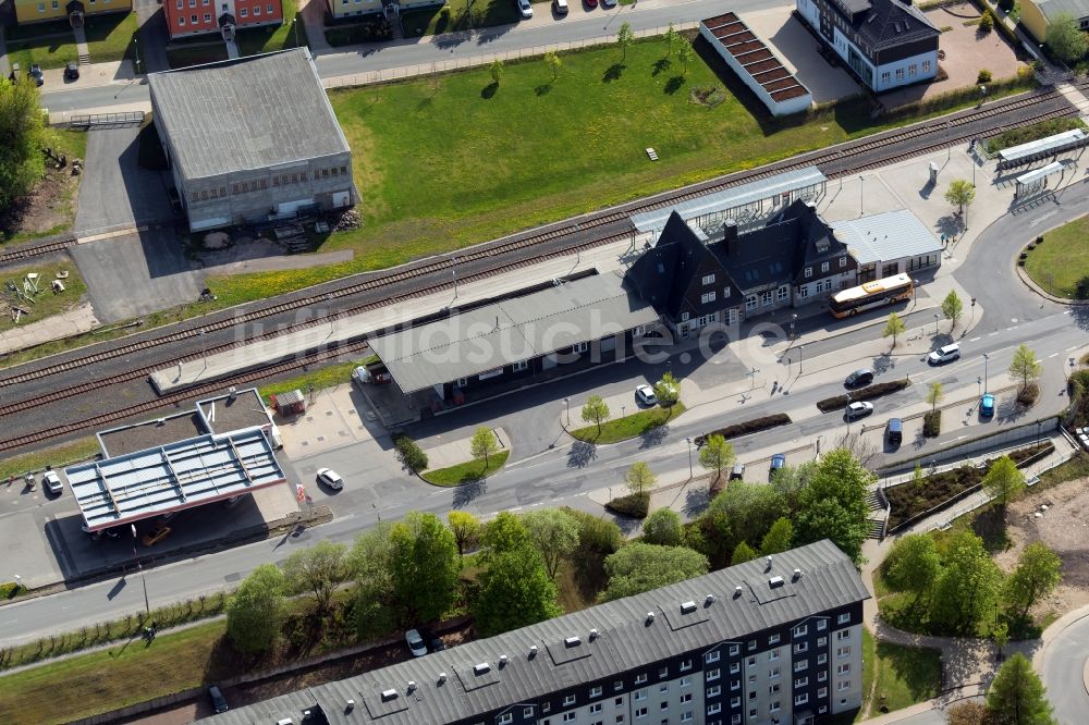 Luftaufnahme Neuhaus am Rennweg - Gleisverlauf und Bahnhofsgebäude der Deutschen Bahn in Neuhaus am Rennweg im Bundesland Thüringen, Deutschland