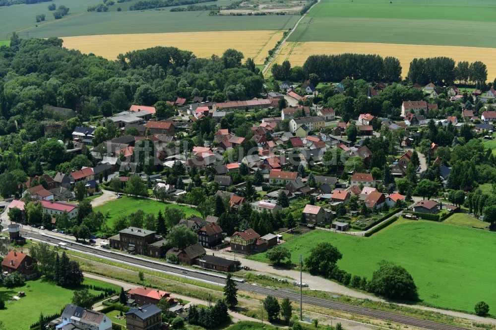 Luftaufnahme Nienhagen - Gleisverlauf und Bahnhofsgebäude der Deutschen Bahn in Nienhagen im Bundesland Sachsen-Anhalt