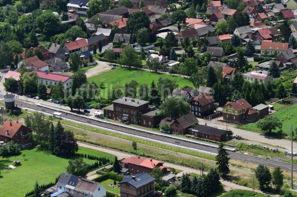 Luftaufnahme Nienhagen - Gleisverlauf und Bahnhofsgebäude der Deutschen Bahn in Nienhagen im Bundesland Sachsen-Anhalt