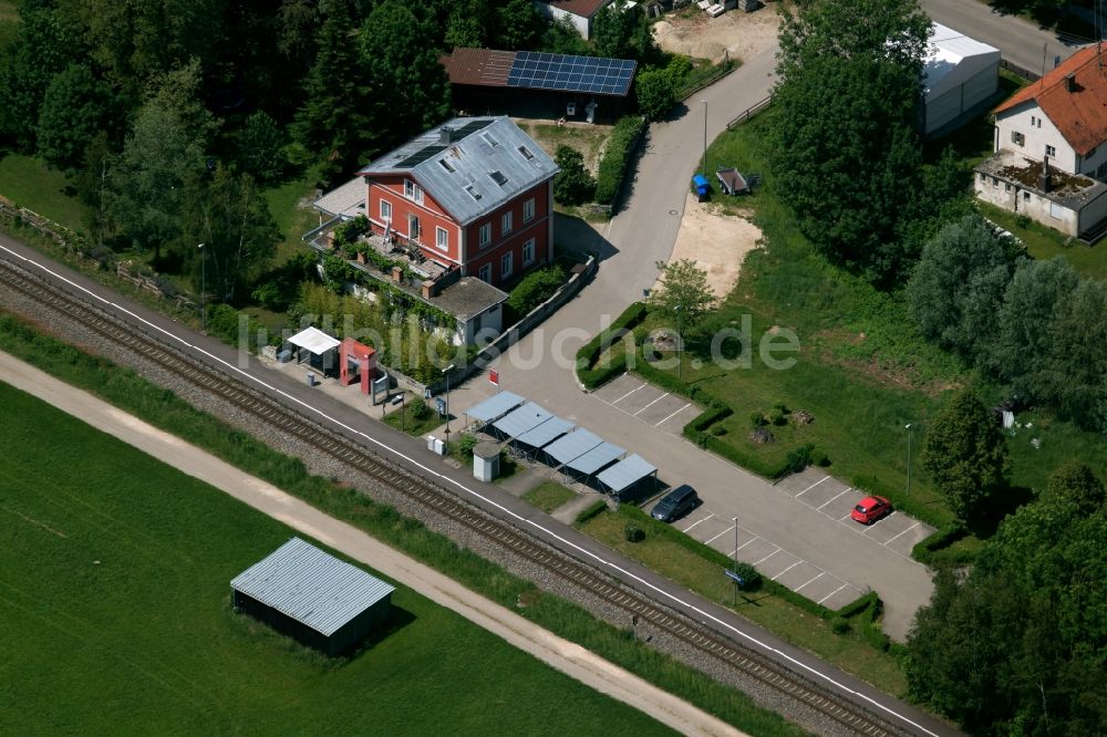 Obergriesbach aus der Vogelperspektive: Gleisverlauf und Bahnhofsgebäude der Deutschen Bahn in Obergriesbach im Bundesland Bayern, Deutschland