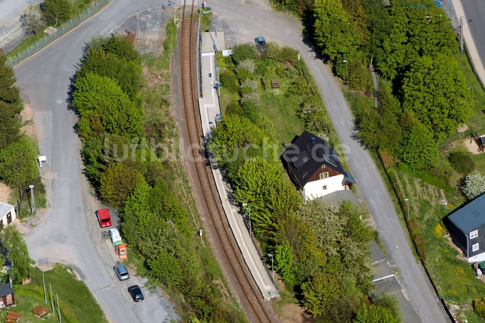 Luftbild Oberlauscha - Gleisverlauf und Bahnhofsgebäude der Deutschen Bahn in Oberlauscha im Bundesland Thüringen, Deutschland