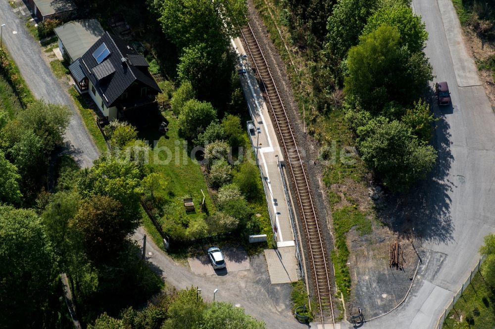 Luftaufnahme Oberlauscha - Gleisverlauf und Bahnhofsgebäude der Deutschen Bahn in Oberlauscha im Bundesland Thüringen, Deutschland