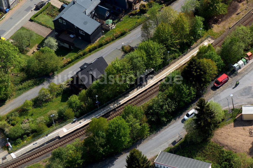 Oberlauscha von oben - Gleisverlauf und Bahnhofsgebäude der Deutschen Bahn in Oberlauscha im Bundesland Thüringen, Deutschland