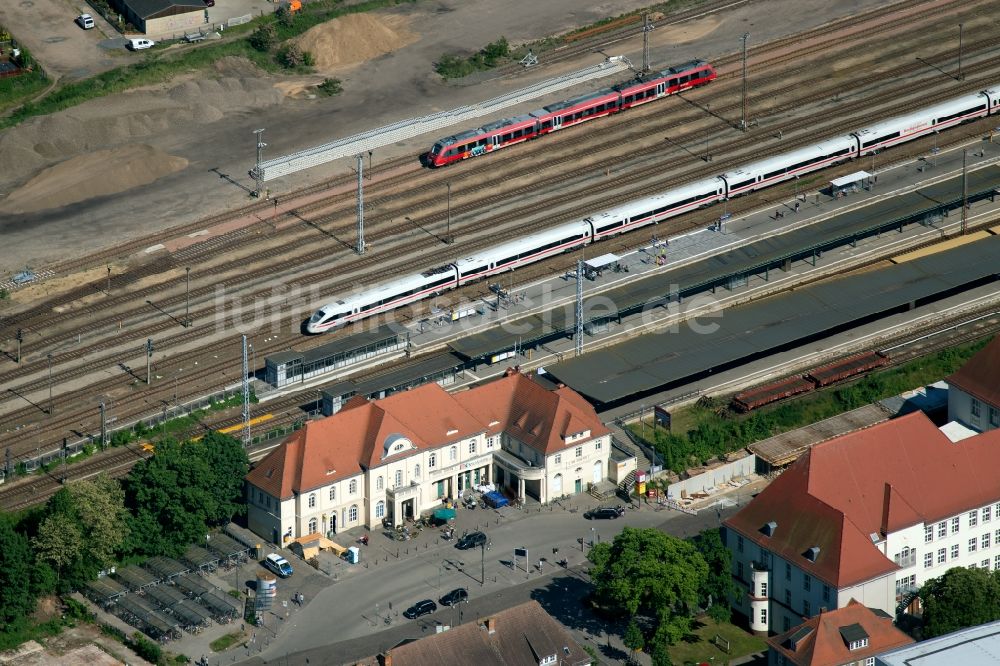 Oranienburg von oben - Gleisverlauf und Bahnhofsgebäude der Deutschen Bahn in Oranienburg im Bundesland Brandenburg, Deutschland