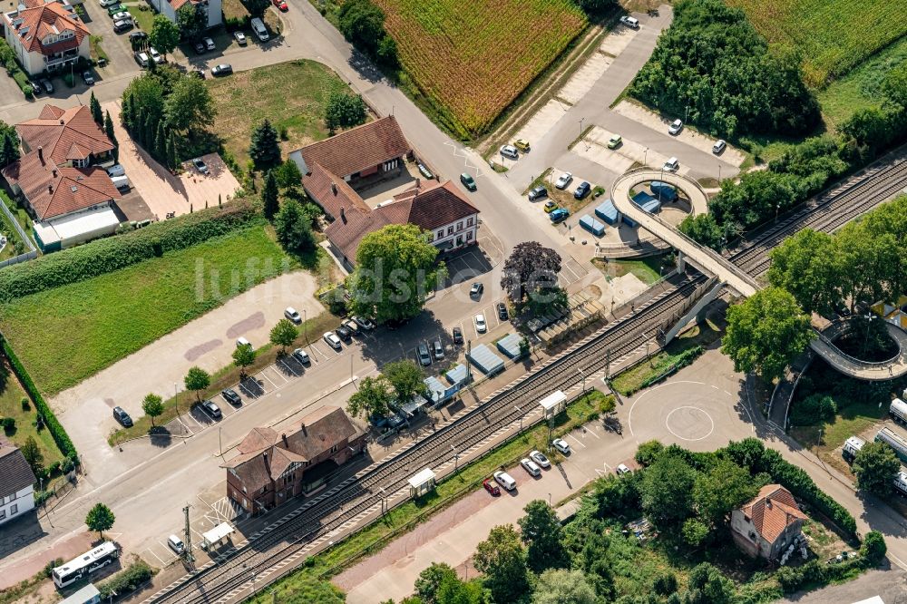 Orschweier aus der Vogelperspektive: Gleisverlauf und Bahnhofsgebäude der Deutschen Bahn in Orschweier im Bundesland Baden-Württemberg, Deutschland