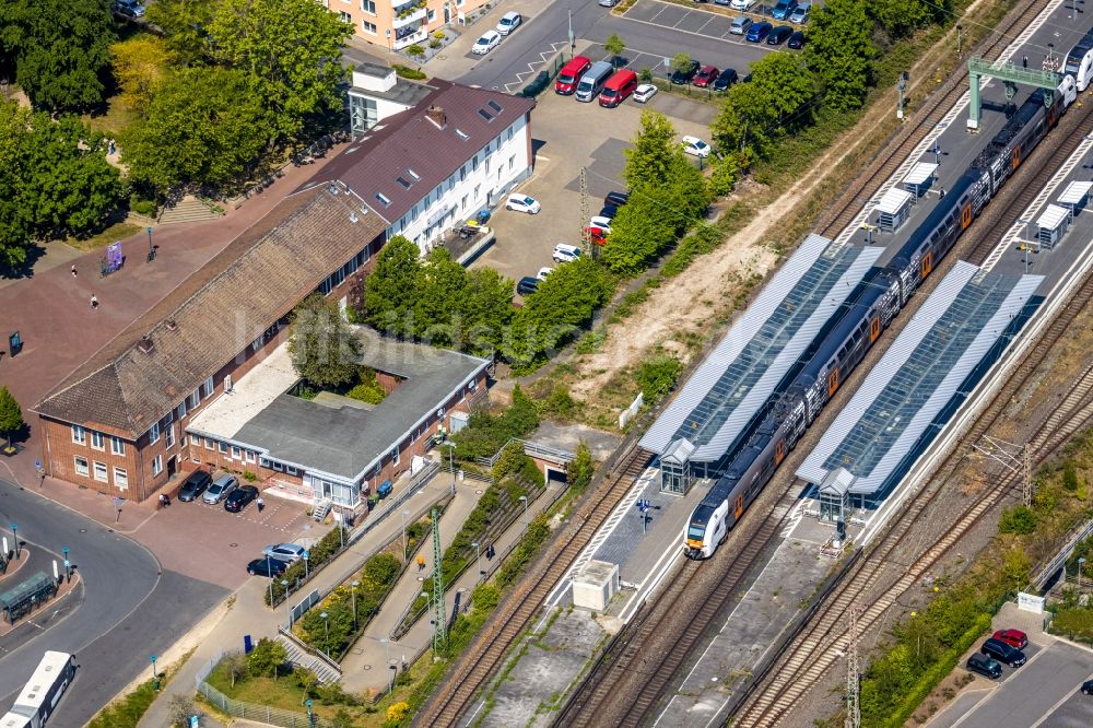 Luftaufnahme Wesel - Gleisverlauf und Bahnhofsgebäude der Deutschen Bahn im Ortsteil Blumenkamp in Wesel im Bundesland Nordrhein-Westfalen, Deutschland