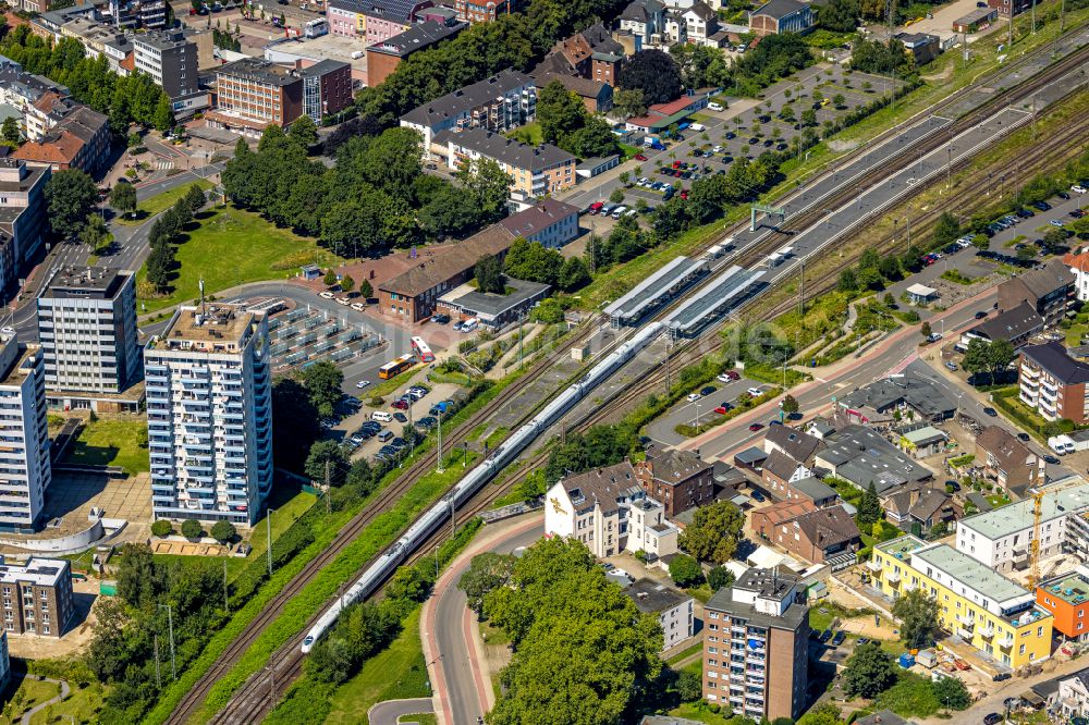 Luftaufnahme Wesel - Gleisverlauf und Bahnhofsgebäude der Deutschen Bahn im Ortsteil Blumenkamp in Wesel im Bundesland Nordrhein-Westfalen, Deutschland