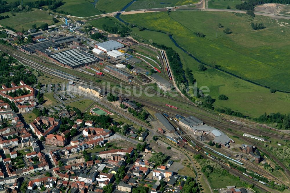 Wittenberge von oben - Gleisverlauf und Bahnhofsgebäude der Deutschen Bahn im Ortsteil Garsedow in Wittenberge im Bundesland Brandenburg, Deutschland