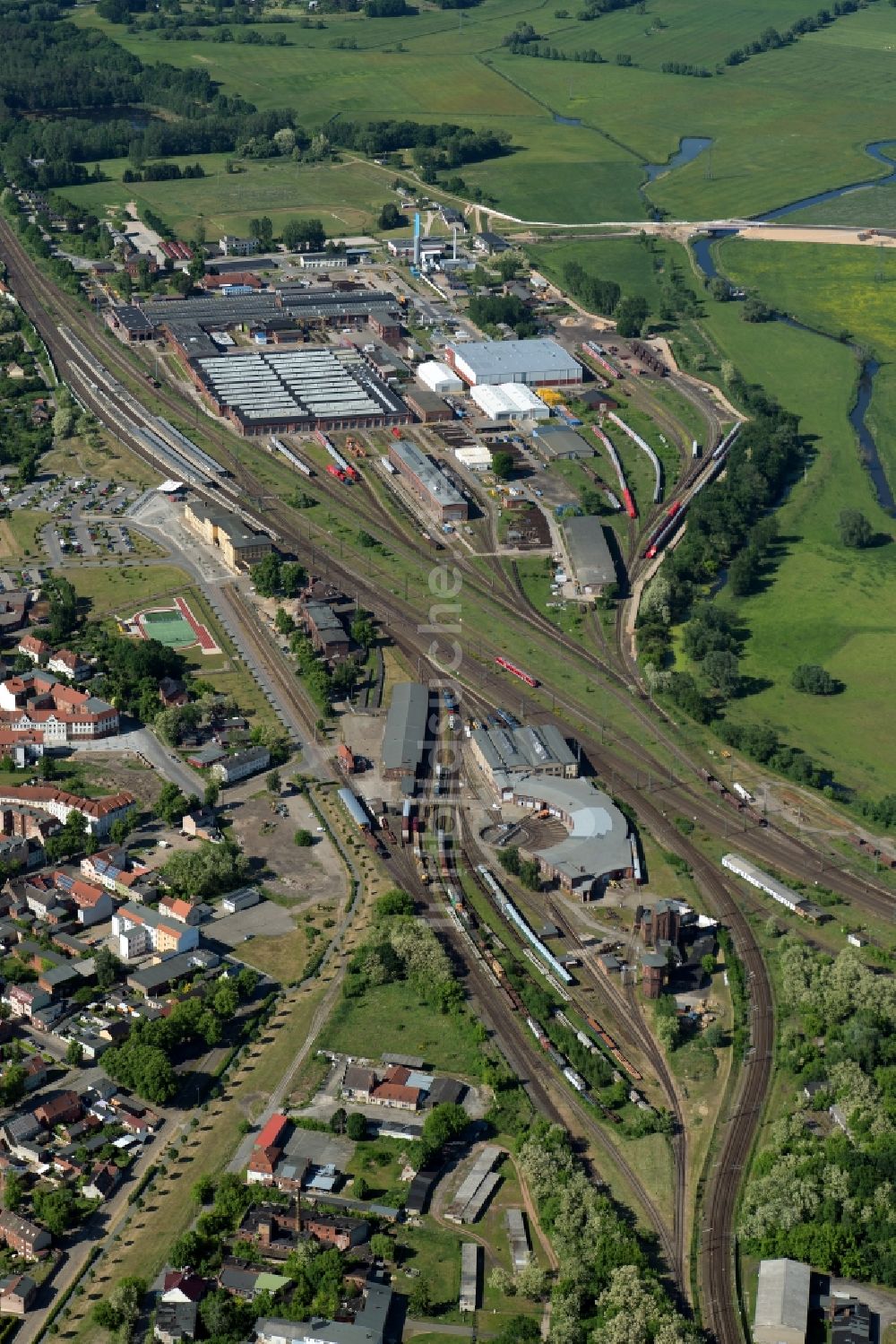 Wittenberge aus der Vogelperspektive: Gleisverlauf und Bahnhofsgebäude der Deutschen Bahn im Ortsteil Garsedow in Wittenberge im Bundesland Brandenburg, Deutschland