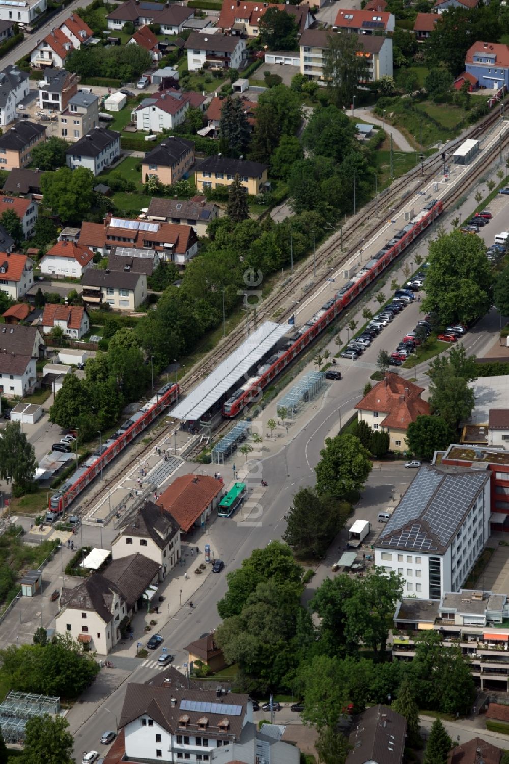 Herrsching am Ammersee von oben - Gleisverlauf und Bahnhofsgebäude der Deutschen Bahn im Ortsteil Lochschwab in Herrsching am Ammersee im Bundesland Bayern, Deutschland