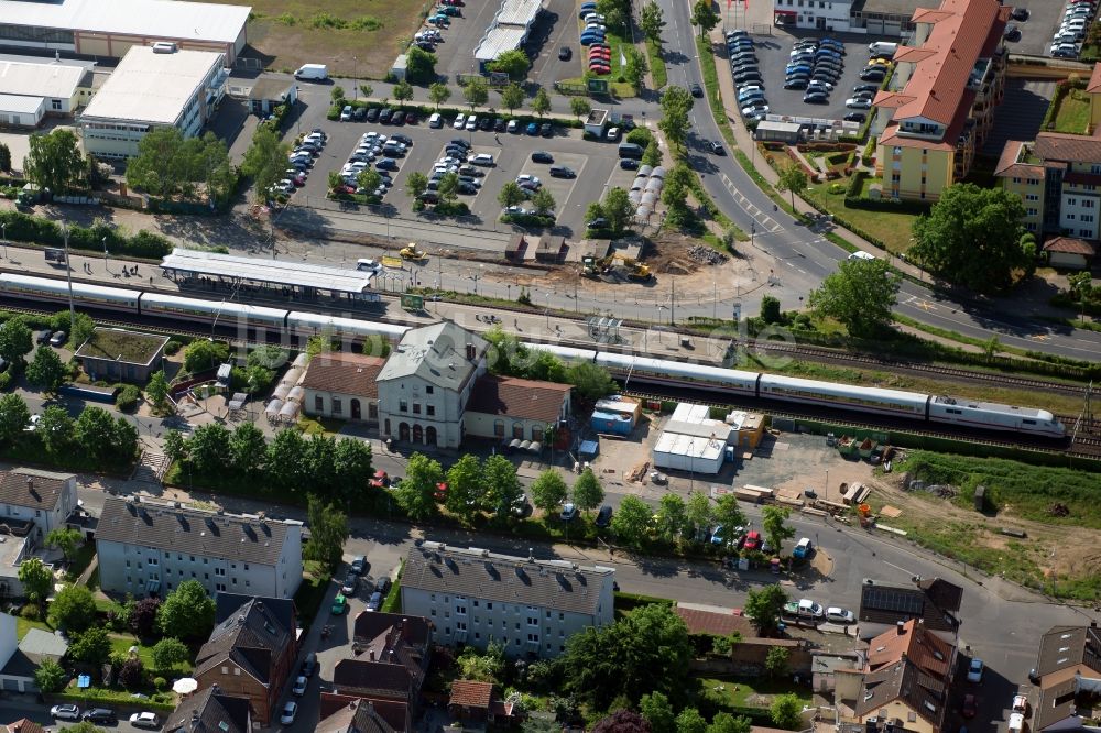 Luftbild Mühlheim am Main - Gleisverlauf und Bahnhofsgebäude der Deutschen Bahn im Ortsteil Markwald in Mühlheim am Main im Bundesland Hessen, Deutschland