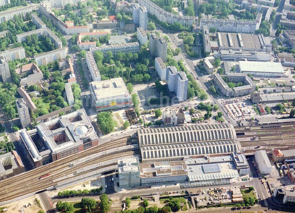 Luftaufnahme Berlin - Gleisverlauf und Bahnhofsgebäude der Deutschen Bahn Ostbahnhof im Ortsteil Friedrichshain in Berlin, Deutschland