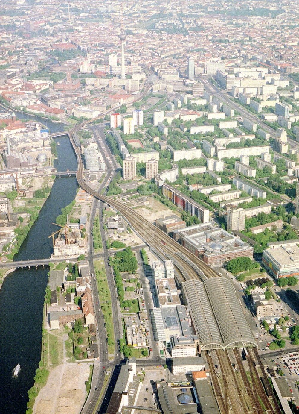 Berlin von oben - Gleisverlauf und Bahnhofsgebäude der Deutschen Bahn Ostbahnhof im Ortsteil Friedrichshain in Berlin, Deutschland