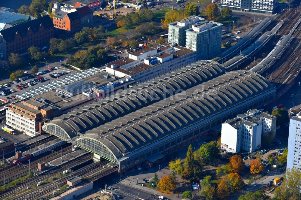 Berlin aus der Vogelperspektive: Gleisverlauf und Bahnhofsgebäude der Deutschen Bahn Ostbahnhof im Ortsteil Friedrichshain in Berlin, Deutschland