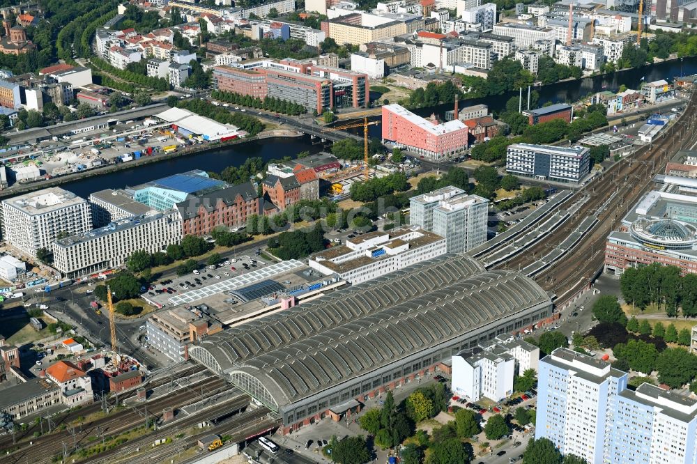 Luftaufnahme Berlin - Gleisverlauf und Bahnhofsgebäude der Deutschen Bahn Ostbahnhof im Ortsteil Friedrichshain in Berlin, Deutschland