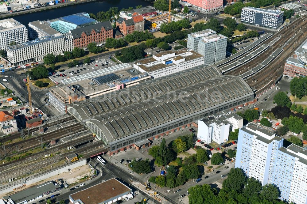 Berlin von oben - Gleisverlauf und Bahnhofsgebäude der Deutschen Bahn Ostbahnhof im Ortsteil Friedrichshain in Berlin, Deutschland