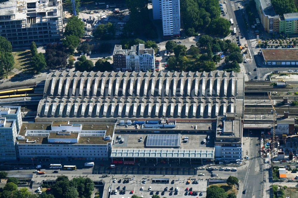 Berlin aus der Vogelperspektive: Gleisverlauf und Bahnhofsgebäude der Deutschen Bahn Ostbahnhof im Ortsteil Friedrichshain in Berlin, Deutschland