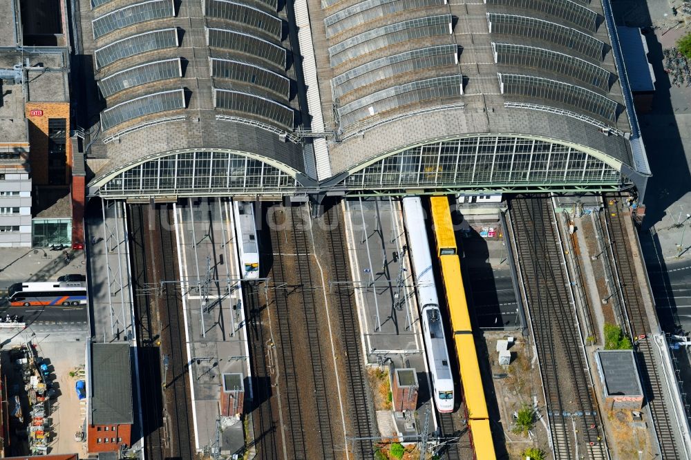 Luftaufnahme Berlin - Gleisverlauf und Bahnhofsgebäude der Deutschen Bahn Ostbahnhof im Ortsteil Friedrichshain in Berlin, Deutschland