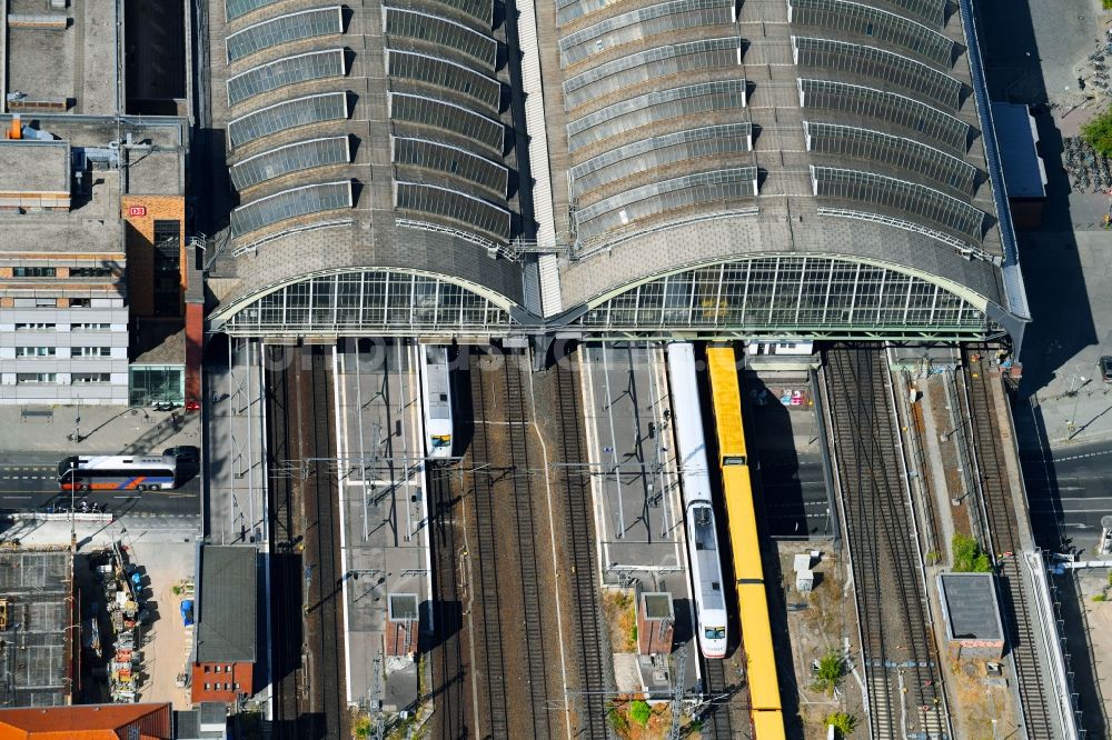 Berlin von oben - Gleisverlauf und Bahnhofsgebäude der Deutschen Bahn Ostbahnhof im Ortsteil Friedrichshain in Berlin, Deutschland