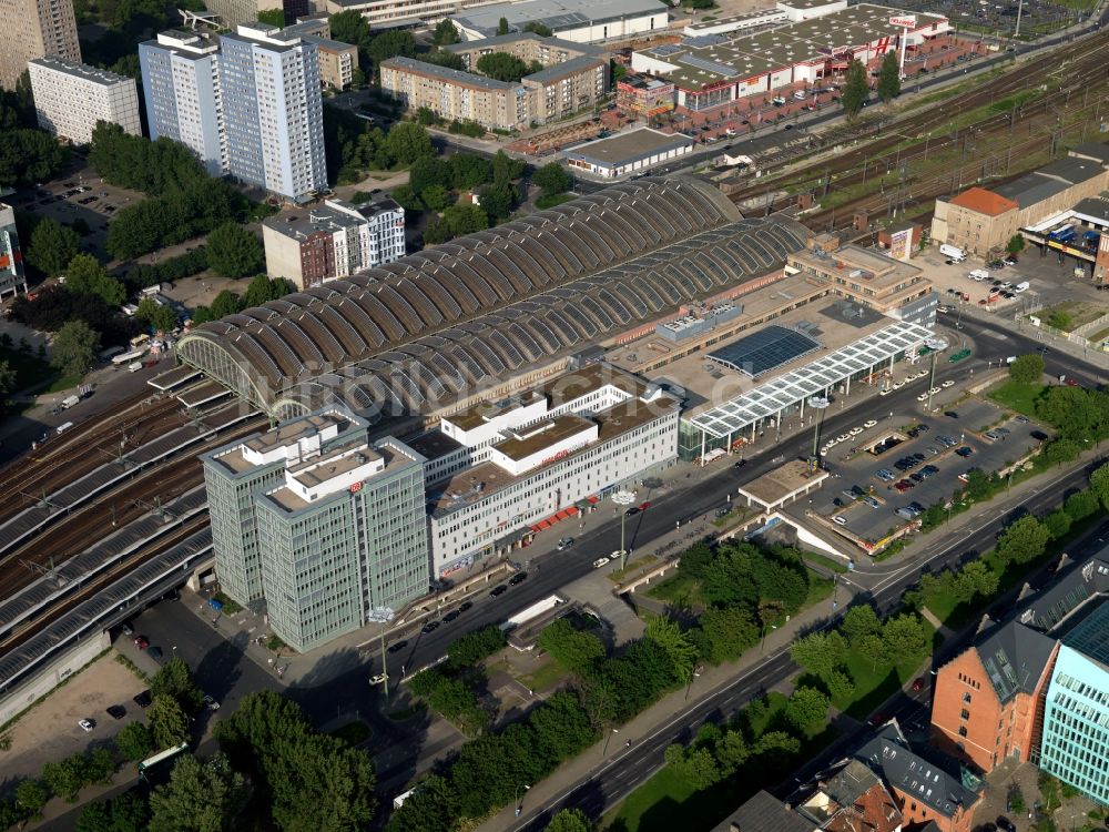 Luftaufnahme Berlin - Gleisverlauf und Bahnhofsgebäude der Deutschen Bahn am Ostbahnhof im Ortsteil Friedrichshain in Berlin, Deutschland