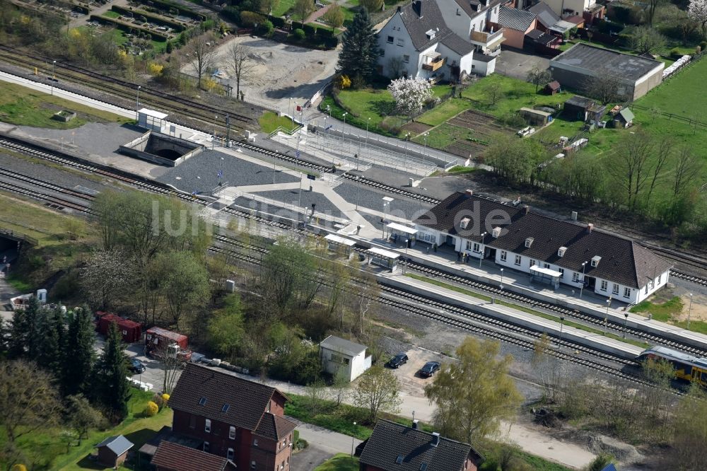 Ottbergen aus der Vogelperspektive: Gleisverlauf und Bahnhofsgebäude der Deutschen Bahn in Ottbergen im Bundesland Nordrhein-Westfalen