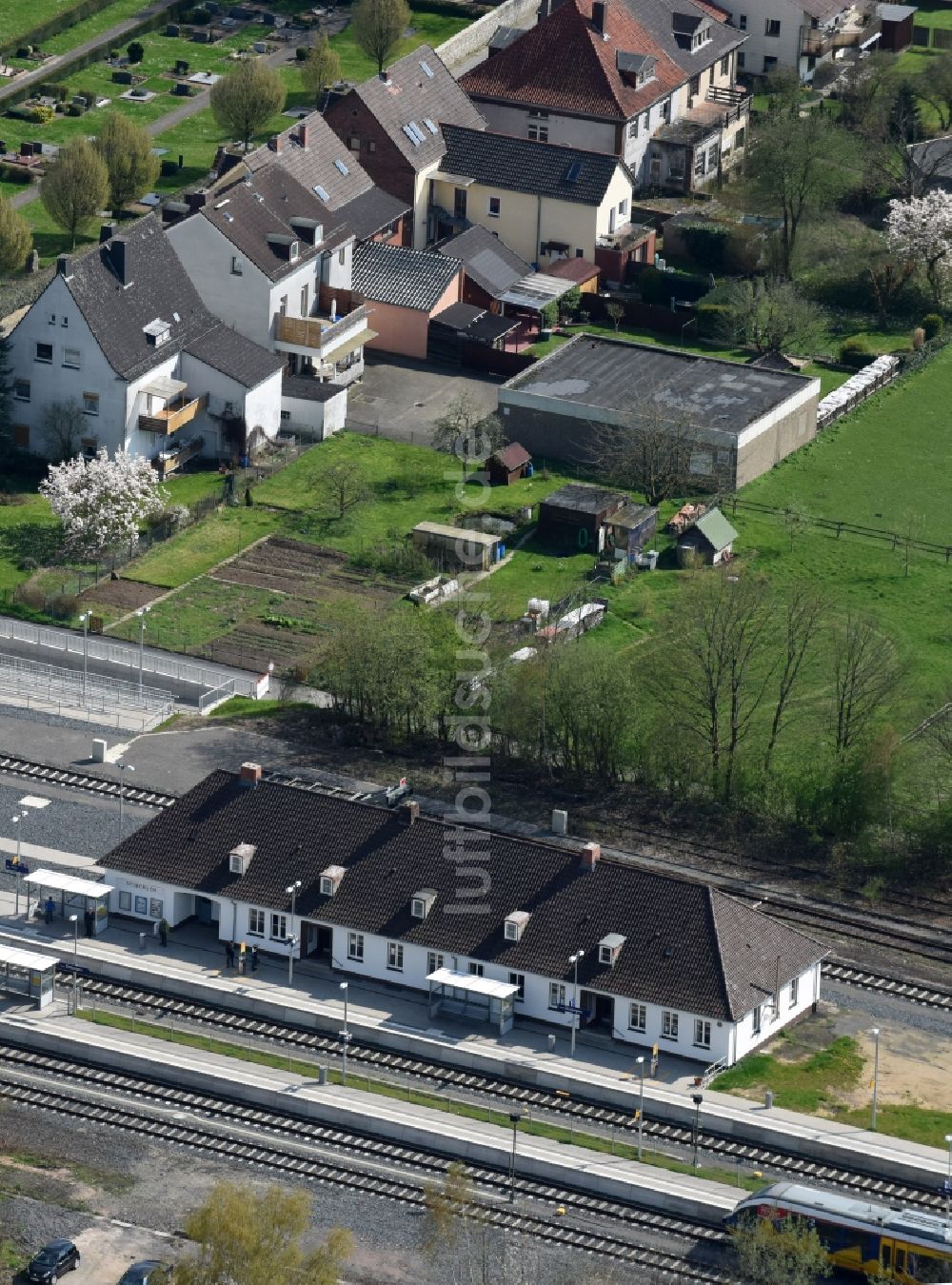 Luftbild Ottbergen - Gleisverlauf und Bahnhofsgebäude der Deutschen Bahn in Ottbergen im Bundesland Nordrhein-Westfalen