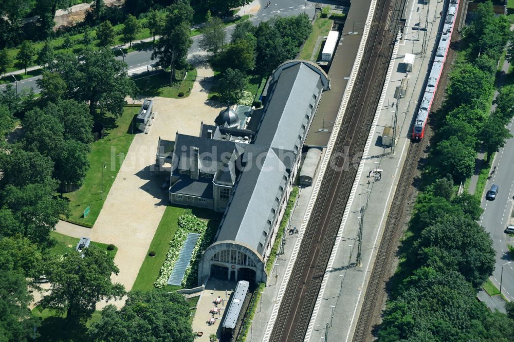 Potsdam aus der Vogelperspektive: Gleisverlauf und Bahnhofsgebäude der Deutschen Bahn - Park Sanssouci im Ortsteil Westliche Vorstadt in Potsdam im Bundesland Brandenburg, Deutschland