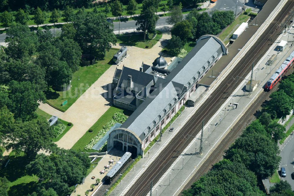 Luftbild Potsdam - Gleisverlauf und Bahnhofsgebäude der Deutschen Bahn - Park Sanssouci im Ortsteil Westliche Vorstadt in Potsdam im Bundesland Brandenburg, Deutschland