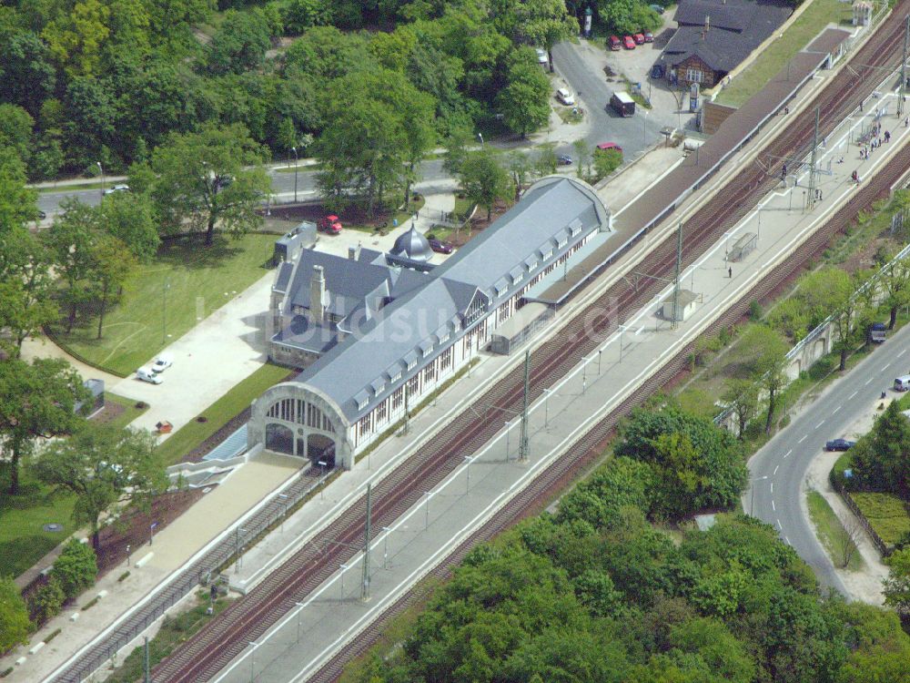 Luftbild Potsdam - Gleisverlauf und Bahnhofsgebäude der Deutschen Bahn - Park Sanssouci im Ortsteil Westliche Vorstadt in Potsdam im Bundesland Brandenburg, Deutschland