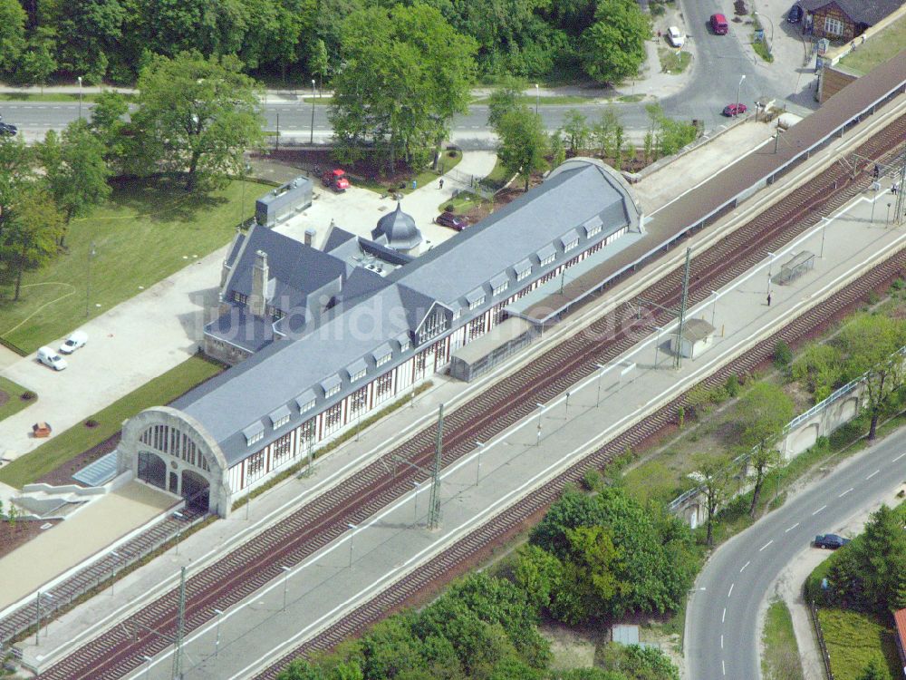 Luftaufnahme Potsdam - Gleisverlauf und Bahnhofsgebäude der Deutschen Bahn - Park Sanssouci im Ortsteil Westliche Vorstadt in Potsdam im Bundesland Brandenburg, Deutschland