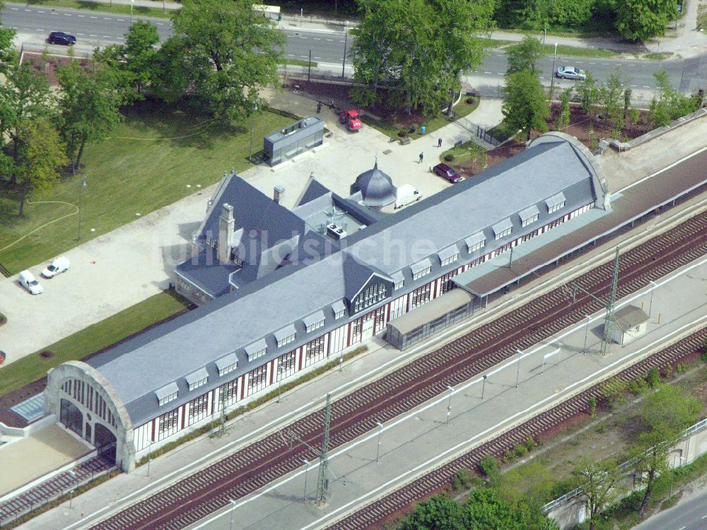 Potsdam von oben - Gleisverlauf und Bahnhofsgebäude der Deutschen Bahn - Park Sanssouci im Ortsteil Westliche Vorstadt in Potsdam im Bundesland Brandenburg, Deutschland